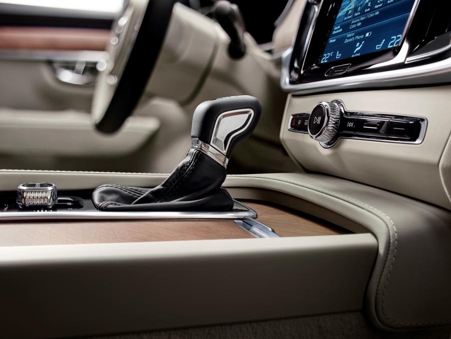 Детали интерьера Volvo S90 T6 Inscription 2016 года  (фото 37 из 84)